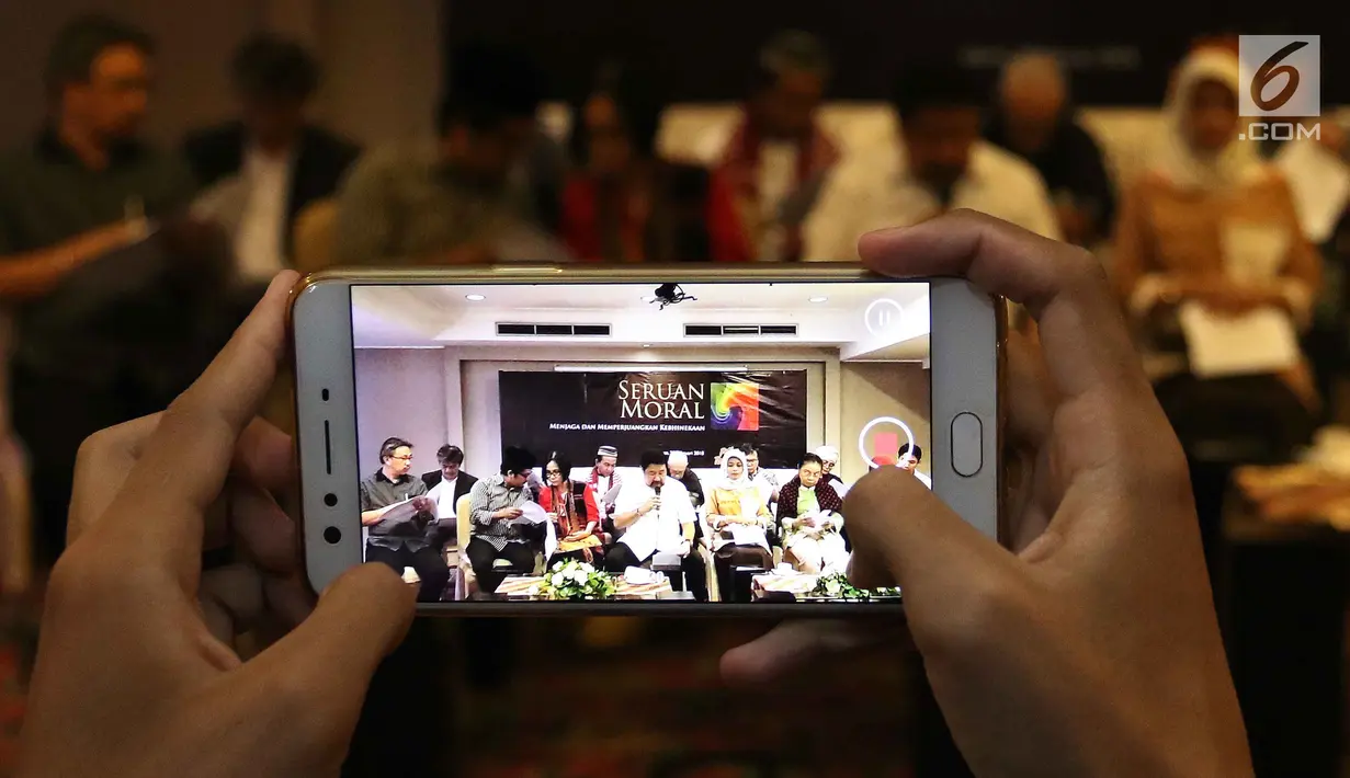 Peserta mengabadikan momen 'Seruan Moral Kebinekaan' di Jakarta, Selasa (20/2). Keenam, para tokoh agama sebagai simpul utama spiritualitas keagamaan memiliki peran sentral dalam merawat, menjaga, dan memperjuangkan kebinekaan. (Liputan6.com/Angga Yuniar)
