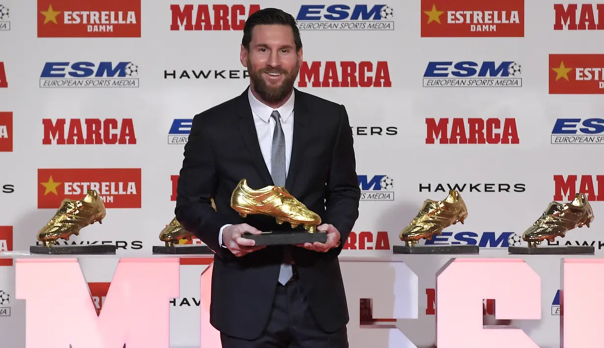 Striker Barcelona, Lionel Messi, memegang trofi Sepatu Emas Eropa di Antiga Fabrica Estrella Damm, Barcelona, Selasa, (18/12/2018). Messi berhak atas penghargaan itu berkat koleksi 34 gol dari 36 pertandingan. (AFP/Lluis Gene)
