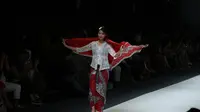 Ekpresifnya Dominique Diyose membawakan koleksi kebaya rancangan Obin di Jakarta Fashion Week 2016 Foto: Liputan6.com/Herman Zakharia