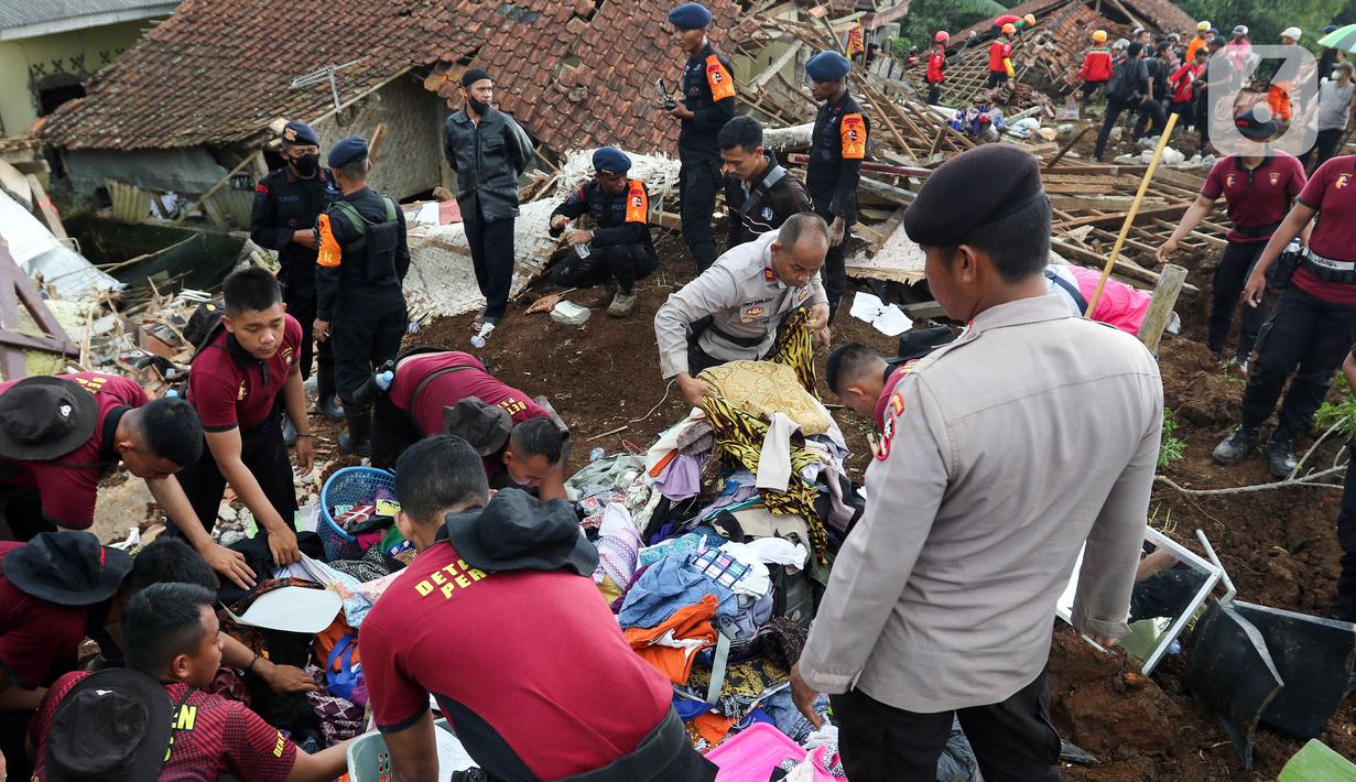 Tim SAR gabungan mencari korban yang tertimbun longsor akibat gempa berkekuatan magnitudo 5,6 di Cijendil, Kabupaten Cianjur, Jawa Barat, Rabu (23/11/2022). Puluhan warga di kawasan itu diperkirakan masih tertimbun longsor pascagempa yang mengguncang Cianjur pada 21 November 2022. (Liputan6.com/Herman Zakharia)