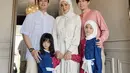 Menyerupai sang mama, Aleena Aufar Hutapea selalu modis dalam balutan busana muslim. [Foto: Instagram/ AleenaHutapeaaufar]