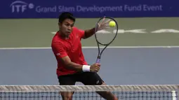 Ganda Putra Indonesia, M Rifqi, memukul bola saat melawani ganda India pada laga Combiphar Tennis Open 2019 di Hotel Sultan, Jakarta, Kamis (8/8). Rifqi/Anthony kalah 5-7 dan 1-6. (Bola.com/Yoppy Renato)