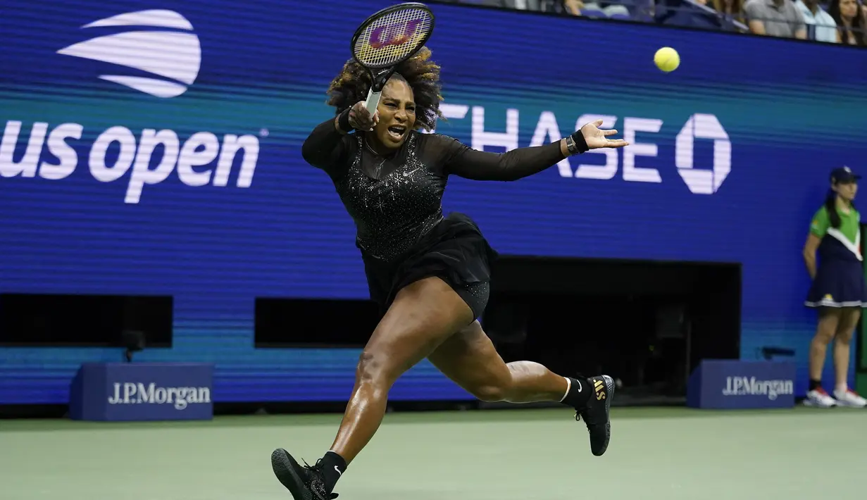 Petenis Amerika Serikat, Serena Williams mengembalikanb bola pukulan Ajla Tomljanovic dari Austrailia pada putaran ketiga kejuaraan tenis AS Terbuka di New York (2/9/2022). Upaya Serena Williams untuk gelar Grand Slam ke-24 di nomor tunggal secara resmi berakhir. (AP Photo/Charles Krupa)