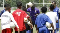 Mantan pelatih Indonesia, Jacksen F. Tiago, memberikan arahan kepada pemain SSB Tulehu Putra saat pelatihan di Brazilian Soccer School, Bekasi, Kamis (7/12/2017). Sebanyak 13 anak Maluku ikut pelatihan Liga Remaja UC News. (Bola.com/M Iqbal Ichsan)