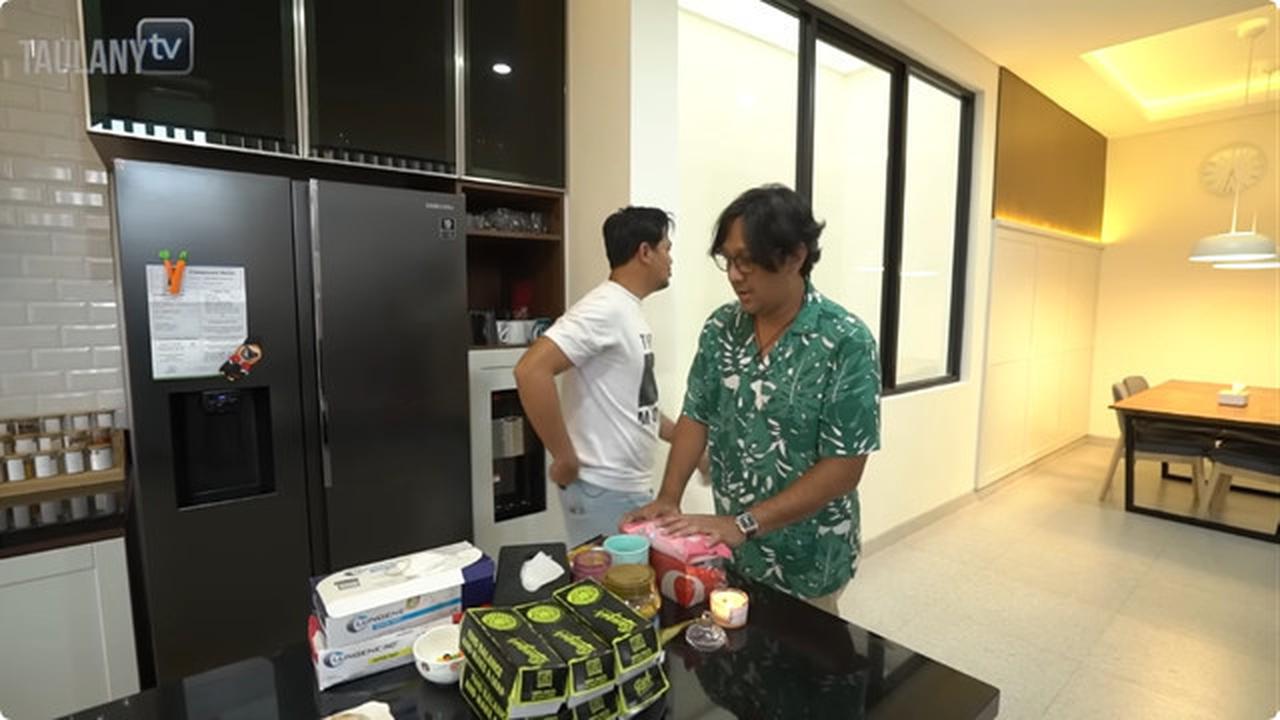 5 Potret Dapur Rumah Surya Insomnia yang Tersambung dengan Taman, Bikin Masak Makin Nyaman