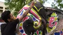Seekor gajah dilukis menjelang festival Hindu tahunan Rath Yatra di Ahmedabad, India (3/7/2019). Festival Rath Yatra dijadwalkan akan dimulai pada 4 Juli tahun ini dan akan dimeriahkan oleh sekitar 15 gajah. (AFP Photo/Sam Panthaky)
