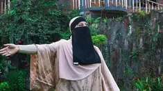 Rutin mengenakan gamis, kali ini Tasyi Athasyia tampil mengenakan niqab yang juga sebagai cadar. Penampilannya kali ini disebut lebih sederhana dan kalem. (Liputan6.com/IG/@tasyiiathasyia).