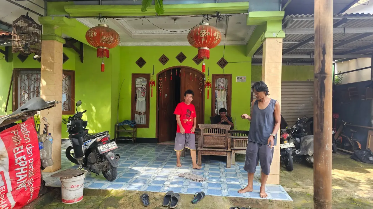 Salah satu rumah warga yang terpasang pernak pernik menjelang imlek di Kampung Cina Betawi Limo, Depok.