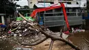 Alat berat beroperasi mengangkut sampah yang menumpuk di Pintu Air Manggarai, Jakarta, Selasa (4/12). Tingginya intensitas hujan di wilayah Jabodetabek membuat sampah yang terbawa arus sungai menumpuk di Pintu Air Manggarai. (Liputan6.com/Faizal Fanani)