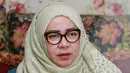 Melly bersama rombongan di antaranya penyanyi religi Opick memberikan bantuan di kamp pengungsian warga Palestina dan Suriah di Kilis, kawasan perbatasan Turki-Suriah. (Adrian Putra/Bintang.com)