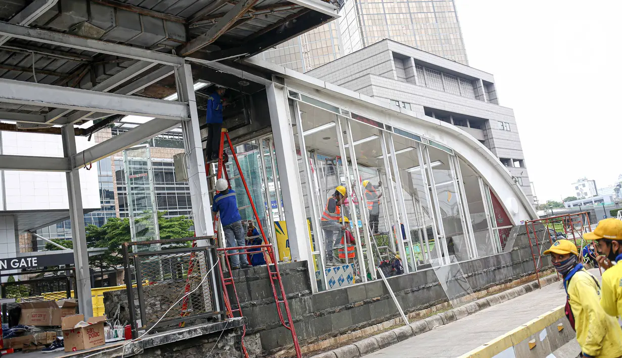 Pekerja menyelesaikan perbaikan Halte Transjakarta yang dibakar pasca aksi unjuk rasa di kawasan Bundara HI, Jakarta, Minggu (11/10/2020). Kerugian 46 halte bus rusak kerugiannya diperkirakan mencapai Rp 65 miliar. Perbaikan selesai diperkirakan 1 hingga 2 bulan. (Liputan6.com/Faizal Fanani)