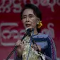 Calon Presiden Myanmar, Aung San Suu Kyi memberikan pidato di Ho Pone, Myanmar, Minggu (6/9/2015). Keinginan Aung untuk menjadi presiden akan terganjal oleh UU yang melarang calon presiden memiliki pasangan warga negara asing. (AFP Photo/Ye Aung)