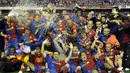 Barcelona&acute;s players celebrate after winning the Spanish King&acute;s Cup final match against on May 13, 2009 at the Mestalla stadium in Valencia. Barcelona won 4-1. AFP PHOTO/LLUIS GENE