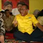 Ketum Partai Golkar Aburizal Bakrie berbincang dengan Gubernur DIY Sri Sultan HB X (kiri) saat safari Ramadhan Partai Golkar bersama anak yatim di Yogyakarta, Senin (22/8).(Antara)