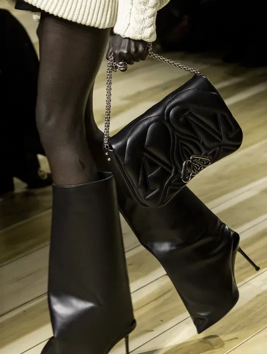 Seal Bag dihadirkan dalam kampanye Alexander McQueen FW23 dan dipresentasikan oleh YSEULT, Liu Wen, Elle Fanning, Joey Yung, dan Xi Mengyao. [Foto: Document/Alexander McQueen]