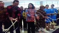 Menteri Badan Usaha Milik Negara (BUMN), Rini Soemarno dan Menteri Perhubungan (Menhub), Budi Karya Sumadi membuka acara KAI Travel Fair (KATF) 2017. (Liputan6.com/Fiki Ariyanti)