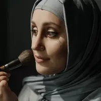 Ilustrasi perempuan yang sedang menggunakan bedak untuk kulit sensitif. Credits: pexels.com by cottonbro