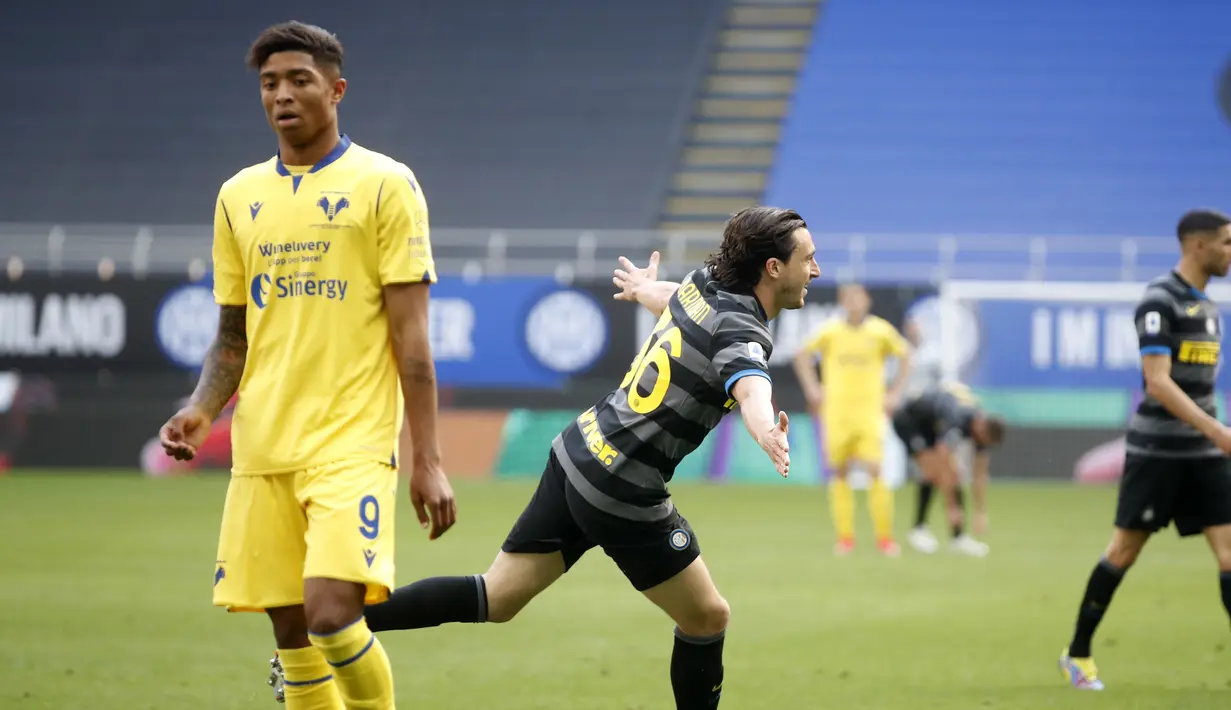 Bek Inter Milan, Matteo Darmian (tengah) melakukan selebrasi usai mencetak gol ke gawang Hellas Verona dalam laga lanjutan Liga Italia 2020/2021 pekan ke-33 di San Siro Stadium, Milan, Minggu (25/4/2021). Inter menang 1-0 atas Verona. (AP/Antonio Calanni)