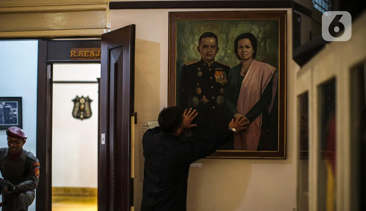 Petugas mengecek lukisan di Museum Jenderal Besar DR AH Nasution, Jakarta, Rabu (28/9/2022). Tanggal 1 Oktober diperingati sebagai Hari Kesaktian Pancasila untuk mengenang korban dari peristiwa G30S/PKI yang juga merenggut nyawa putri Jenderal Besar Nasution, Ade Irma Suryani Nasution. (Liputan6.com/Faizal Fanani)