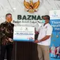 Presiden Direktur Cigna Indonesia Phil Reynolds (kiri) menyerahkan bantuan asuransi jiwa kepada Direktur Rumah Sehat Baznas Reza Ramdhoni di Jakarta, Rabu (17/6). Dok