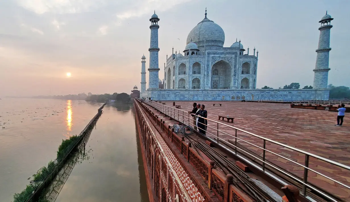 Foto yang diambil pada 18 Juli 2023 ini memperlihatkan tepian sungai Yamuna yang tergenang air di sepanjang Taj Mahal di Agra, India. (Pawan SHARMA / AFP)