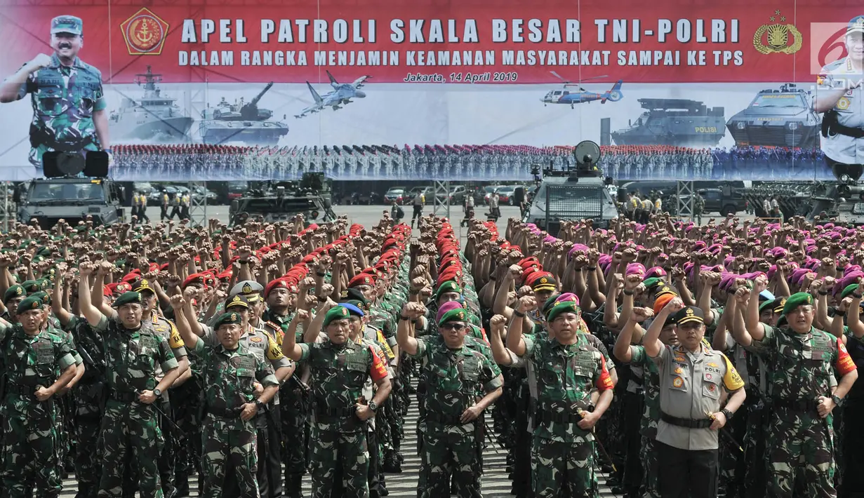 Prajurit TNI dan personel Polri melaksanakan Apel Patroli Skala Besar TNI-Polri di JIExpo, Kemayoran, Jakarta Pusat, Minggu (14/4). TNI dan POLRI siap mengamankan pelaksanaan Pemilu serentak  17 April 2019 mendatang dengan menjamin keamanan masyarakat sampai ke TPS. (merdeka.com/Iqbal S. Nugroho)