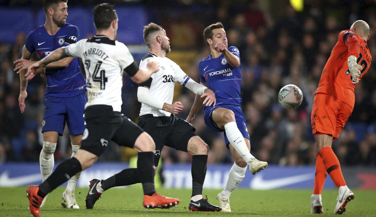 Kiper Chelsea, Willy Caballero, berusaha menghalau bola saat melawan Derby County pada Piala Liga Inggris di Stadion Stamford Bridge, Kamis (1/112018). Chelsea menang 3-2 atas Derby County. (AP/Nick Potts)