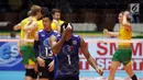 Pemain voli putra Thailand, Jirayu Raksakaew memegang kepala saat melawan Australia pada Kejuaraan Voli Asia 2017 ke-16 di GOR Tri Dharma, Gresik, Selasa (25/7). Thailand kalah 2-3. (Liputan6.com/Helmi Fithriansyah)