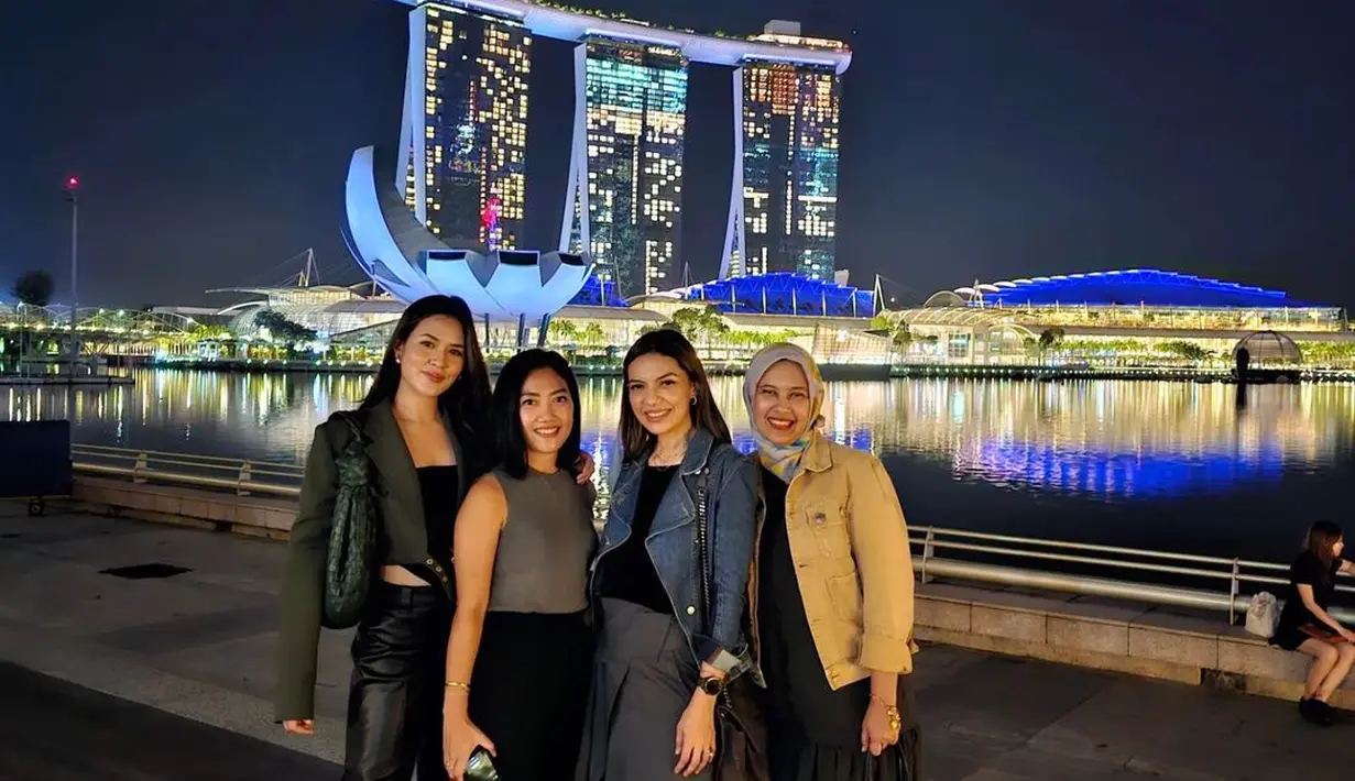 Momen menarik ketika Najwa Shihab bertemu dengan beberapa teman selebritas lain di Singapura. Najwa tampak mengenakan kaus hitam yang ditumpuknya dengan denim jacket, dipadu dengan celana panjang abu-abu, dan sneakers. Foto: Instagram.
