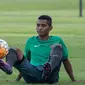 Bek sayap Timnas Indonesia, Abduh Lestaluhu, melakukan juggling saat latihan perdana jelang laga final Piala AFF 2016. (Bola.com/Vitalis Yogi Trisna)