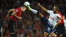 Pemain Tottenham Hotspur, Lucas Moura (kanan), berebut bola dengan menggunakan kakinya yang mengenai kepala dari pemain Manchester United, Phil Jones (kiri) dalam pertandingan Liga Inggris 2018/2019 di Old Trafford, Senin (27/8/2018). (AFP/Oli Scarff)