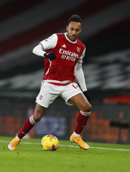 Pemain Arsenal Pierre-Emerick Aubameyang mengontrol bola saat melawan Crystal Palace pada pertandingan Liga Inggris di Emirates Stadium, London, Inggris, Kamis (14/1/2021). Pertandingan berakhir imbang 0-0. (AP Photo/Alastair Grant, Pool)