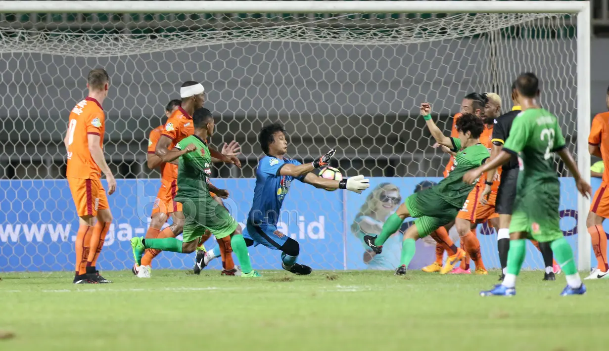 Hongg Soon-hak saat membobol gawang Borneo FC pada lanjutan Liga 1 2017 di Stadion Pakansari, Bogor, Senin (17/4/2017). PS TNI dan Borneo FC bermain imbang 2-2. (Bola.com/Nicklas Hanoatubun)