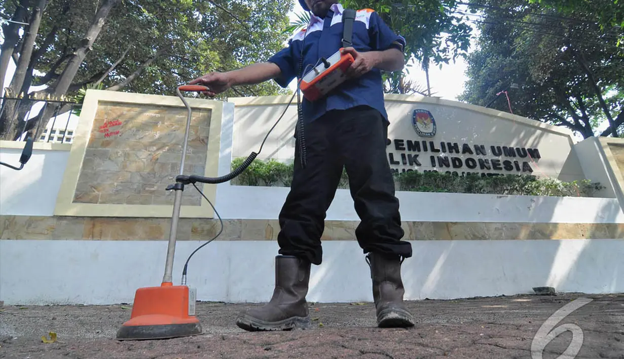 Petugas dari PLN sedang mengecek gangguan kabel di depan Gedung KPU, Jakarta,  Kamis (17/7/2014) (Liputan6.com.Faizal Fanani)