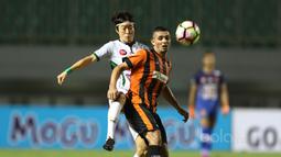 Pemain PS TNI, Hong Soon-hak berusaha melewati adangan pemain Perseru Serui, Silvio Escobar pada laga Liga 1 2017 di Stadion Pakansari, Bogor, Minggu (18/6/2017). PS TNI menang 1-0. (Bola.com/Nicklas Hanoatubun)