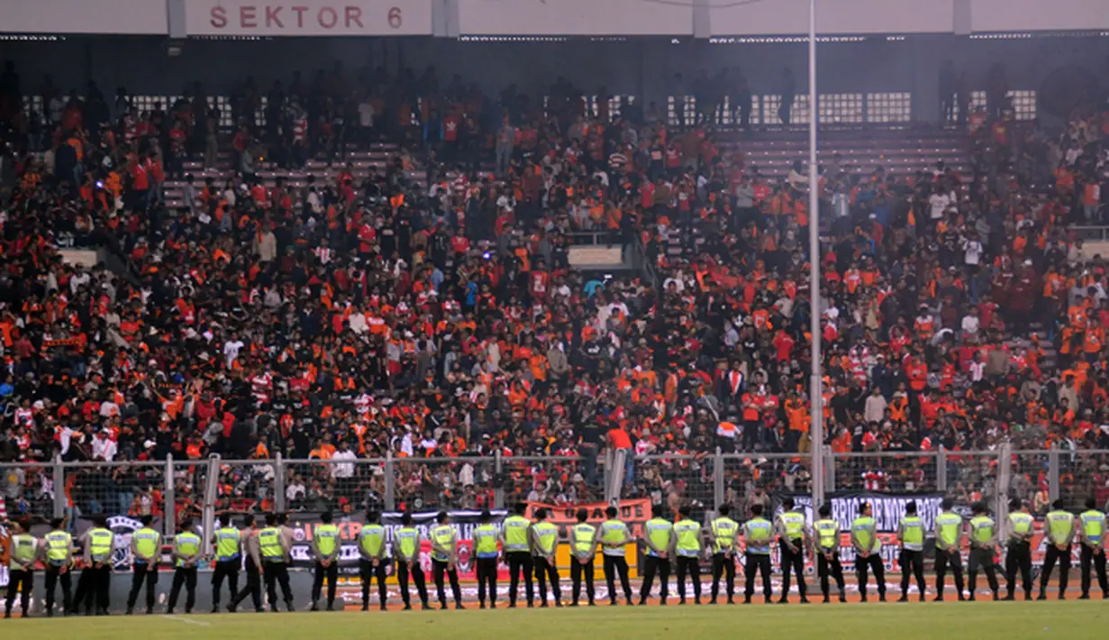 Beberapa polisi berjaga usai laga Persija melawan Persela di Stadion GBK Jakarta, Minggu (1/3/2015). (Liputan6.com/Helmi Fithriansyah)