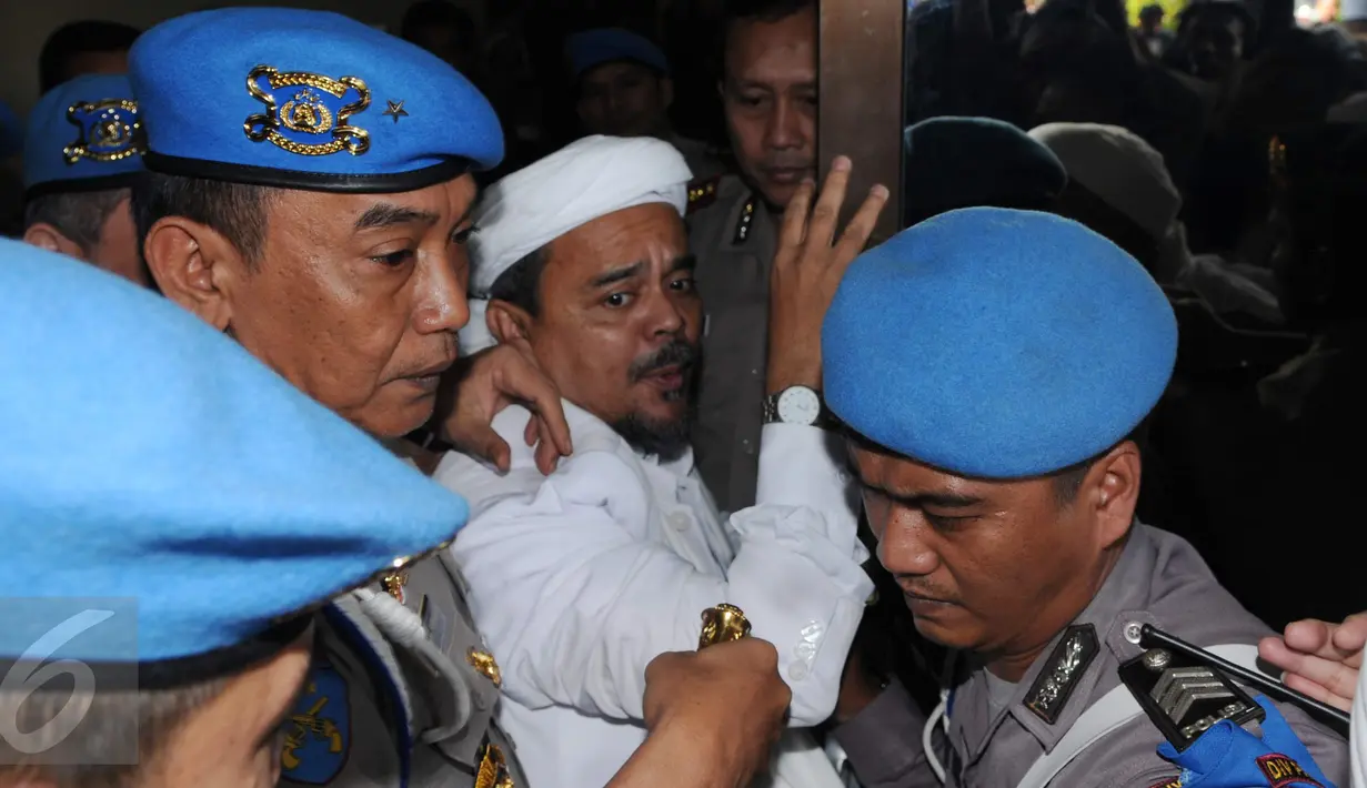 Ketua FPI Habib Rizieq saat masuk ke dalam Gedung Rupatama menghadiri gelar perkara terbuka kasus dugaan penistaan agama oleh Basuki T Purnama, Jakarta, Selasa (15/11). Rizieq menjadi saksi ahli dari pihak pelapor. (Liputan6.com/Helmi Afandi)