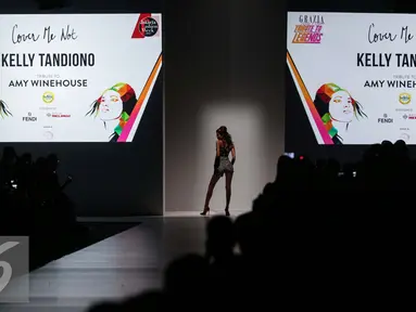 Model membuka peragaan rancangan Kelly Tandiono yang bertemakan Amy Winehouse dalam Jakarta Fashion Week 2017 di Jakarta, Minggu (23/10). Kesan seksi penyanyi Amy Winehouse memberikan inspirasi dalam karya Kelly di JFW 2017.(Liputan6.com/Faizal Fanani)