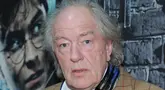 Penampilan Gambon sebagai kepala sekolah Hogwarts ini langsung memikat hati penggemar franchise Harry Potter. (JASON KEMPIN / GETTY IMAGES NORTH AMERICA / GETTY IMAGES VIA AFP)