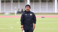 Pelatih Timnas Indonesia U-20, Indra Sjafri memimpin latihan skuadnya di Stadion Madya, Jakarta, Rabu (5/2/2025). (Bola.com/Abdul Aziz)