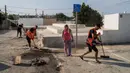 Hampir semua orang memiliki ruang aman di Israel. Ketika sirene berbunyi, mereka akan bergerak secepat mungkin ke ruang aman. (AP Photo/Bernat Armangue)