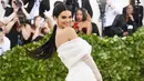 Namun sepertinya Kendall Jenner tak menyukai apa yang ibunya lakukan. (Jamie McCarthy/Getty Images/USWeekly)