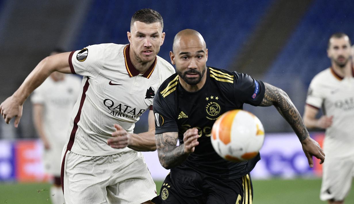 Bek Ajax Amsterdam, Sean Klaiber (kanan) menguasai bola dibayangi striker AS Roma, Edin Dzeko dalam laga leg kedua perempatfinal Liga Europa 2020/2021 di Olimpico Stadium, Roma, Kamis (15/4/2021). Ajax bermain imbang 1-1 dengan AS Roma. (AFP/Filippo Monteforte)