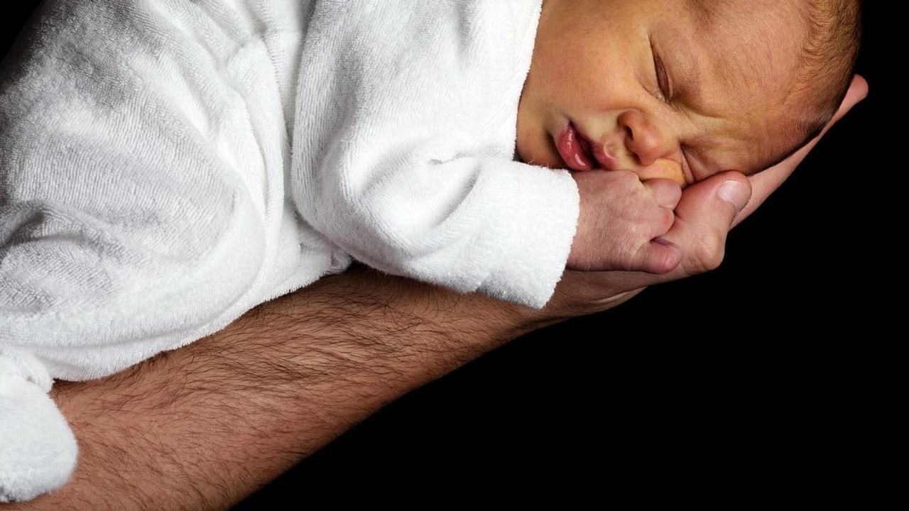 Kehadiran seorang bayi menjadi sebuah keberkahan sekaligus sukacita bagi semua orang tua. Tak terkecuali orang-orang terdekatnya yang juga ikut merasakan kebahagiaanya.