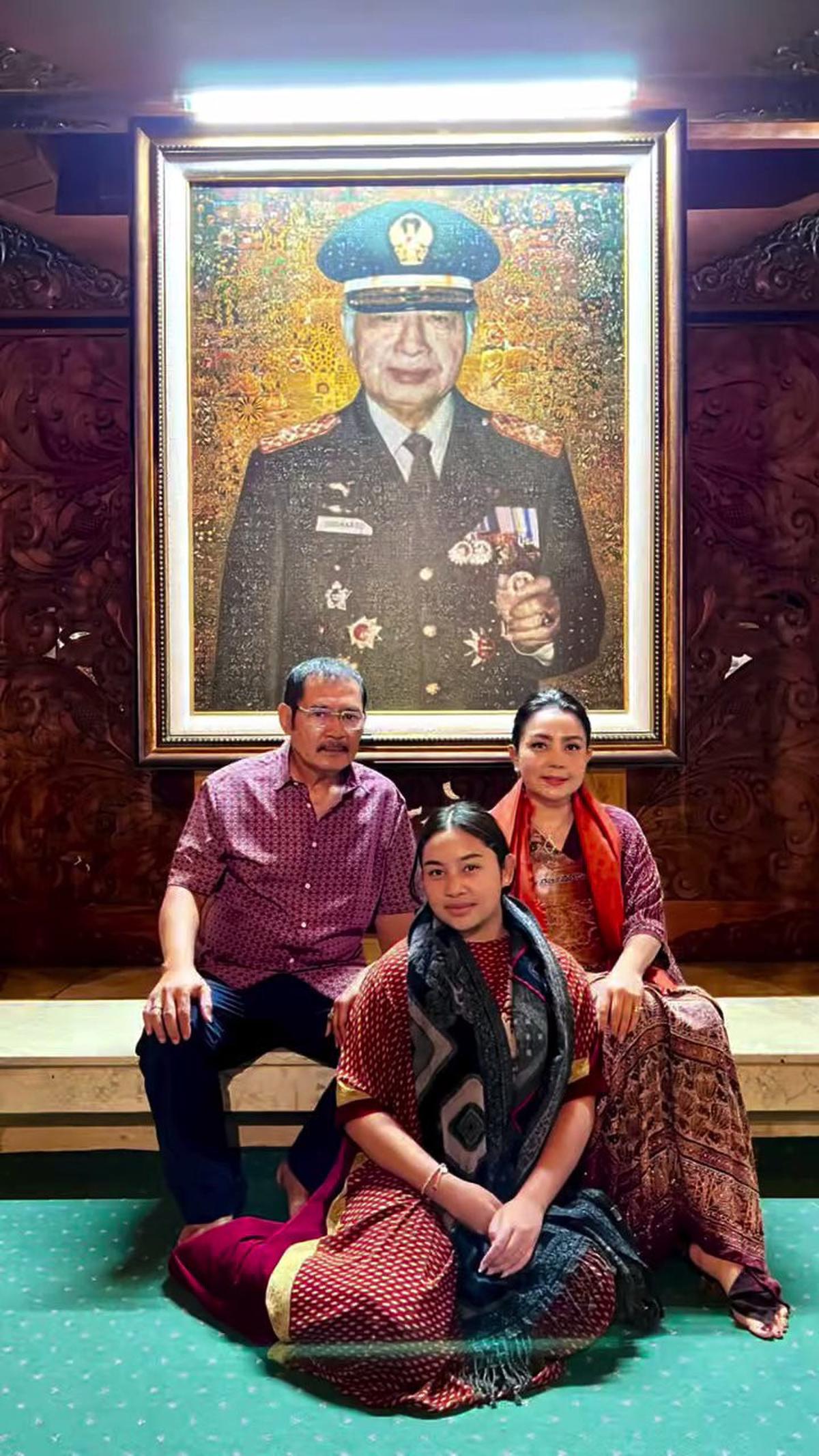 8 Potret Mayangsari Bersama Khirani Sang Putri yang Sudah ABG, Nikmati Waktu Bersama - Ziarah Makam Soeharto