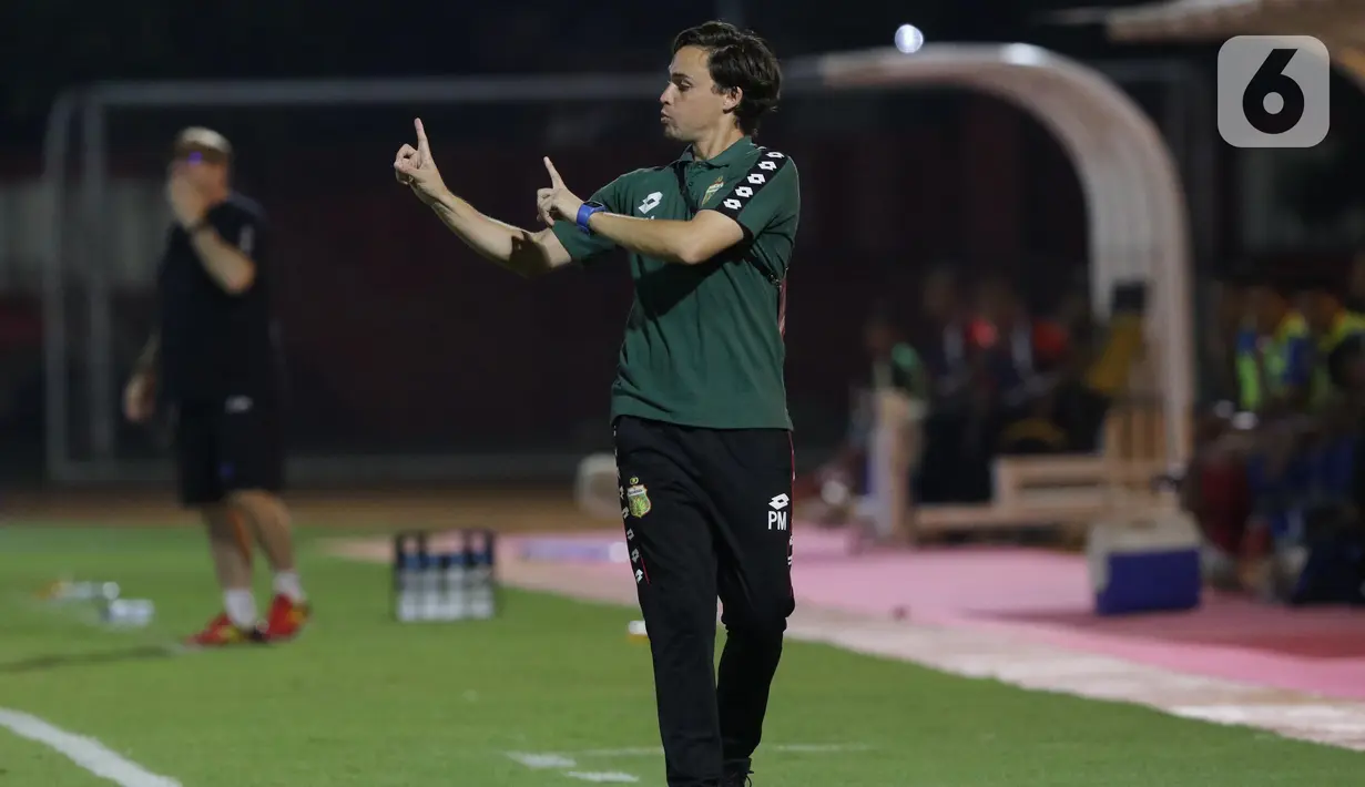 Pelatih Bhayangkara FC, Paul Christopher Munster memberi arahan pada timnya saat laga melawan Persib pada lanjutan Shopee Liga 1 Indonesia di Stadion PTIK, Jakarta, Rabu (23/10/2019). Laga kedua tim berakhir imbang 0-0. (Liputan6.com/Helmi Fithriansyah)