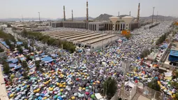 Jutaan jemaah haji berjalan kaki meninggalkan Masjid Namira, Padang Arafah usai melaksanakan salat dekat kota suci Mekkah (11/09). Mereka singgah untuk melaksanakan salat Dzuhur dan Ashar jama’ qashar.(REUTERS/Ahmed Jadallah)