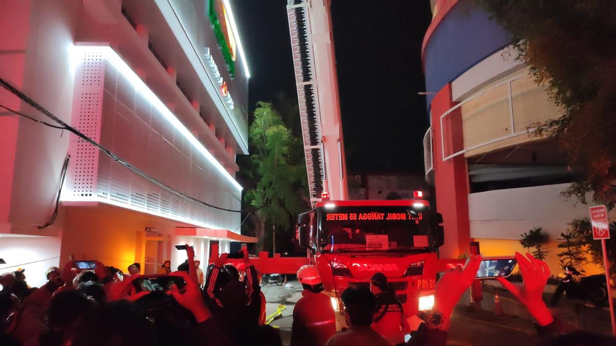 Fakta Kebakaran Glodok Plaza, Api Mulai Terlihat di Lantai Atas dan Sempat Terdengar Ledakan