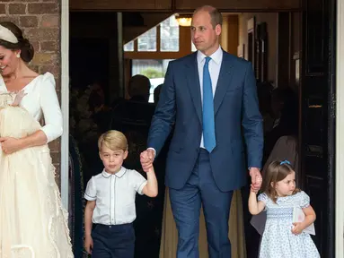 Pangeran William dan Kate Middleton bersama anak mereka, Pangeran George, Putri Charlotte serta Pangeran Louis tiba untuk acara pembaptisan di Chapel Royal, St. James Palace, London, Senin (9/7). (Dominic Lipinski/Pool via AP)