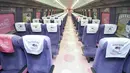Desain interior kereta cepat Shinkansen yang dihiasi dengan tokoh populer Hello Kitty di Prefektur Fukuoka, Jepang, 25 Juni 2018. Pihak operator menampilkan Hello Kitty di jendela, kursi (seat cover), dan lantai kereta. (AFP/West Japan Railway/Handout)